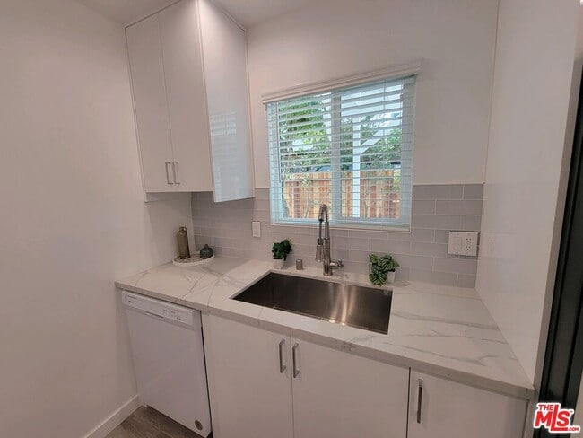 Building Photo - 825 Broadway St