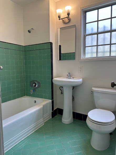 Building Photo - 1858 N Kingsley Dr