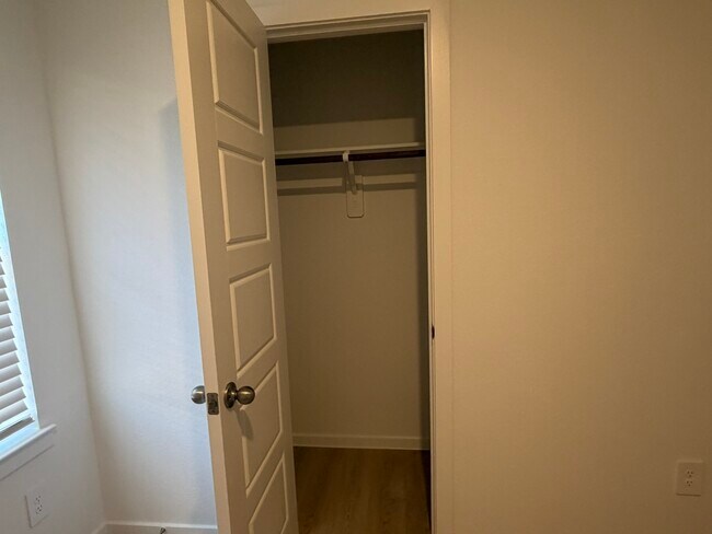 Building Photo - 523 Robin Ct