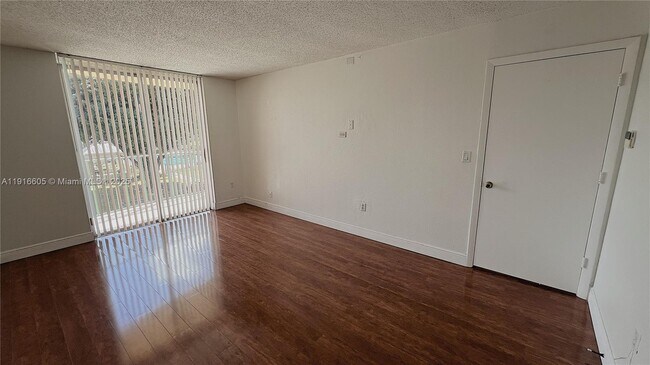 Building Photo - 9350 Fontainebleau Blvd