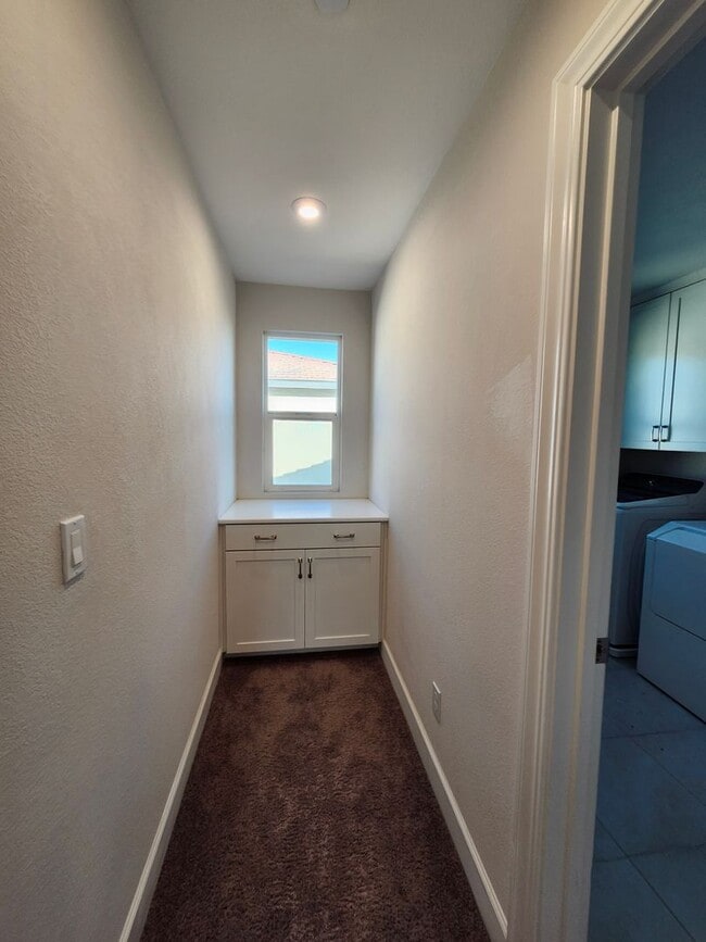 Building Photo - Beautiful Plumas Lake home on a large lot with SOLAR