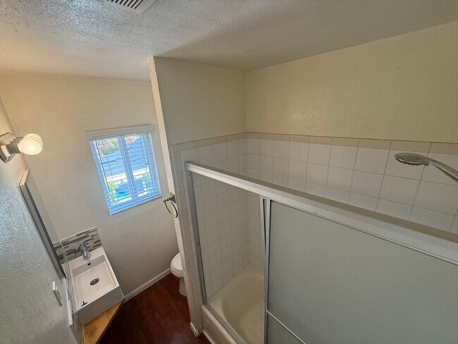 Building Photo - Kensington_Upper level Spacious 1Bed 1Bath reserved parking