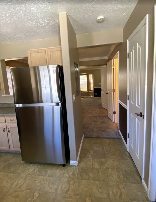 Building Photo - 879 Capital Ave