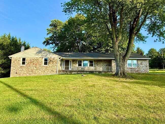 Building Photo - 1490 Chestnut Hill Rd