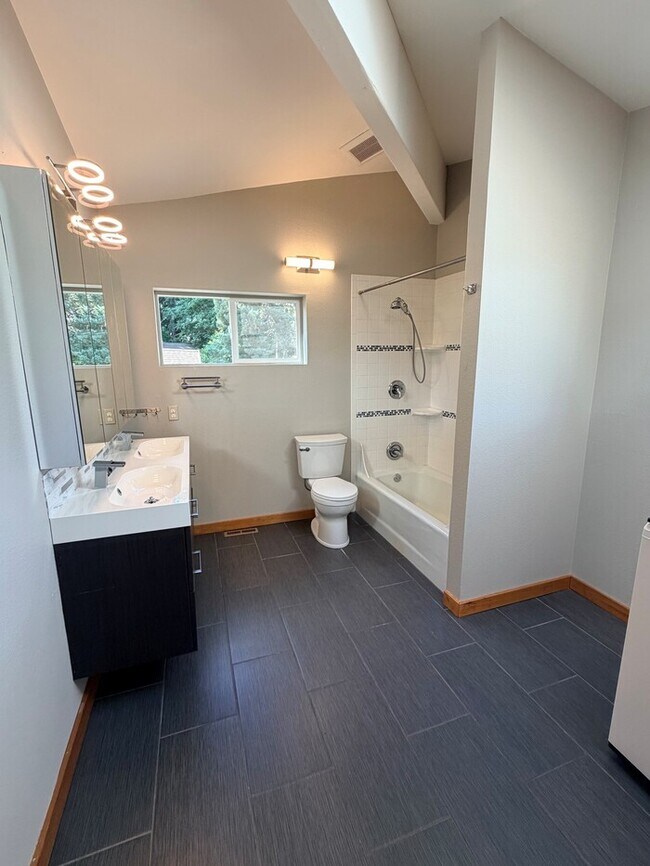 Building Photo - Spacious Home with Office, Studio, Workshop - Endless Possibilities!