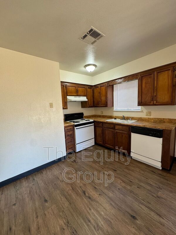Building Photo - 2034 S Tracy Ct