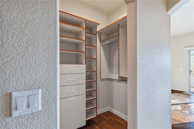 Building Photo - Condo in Gated Community!