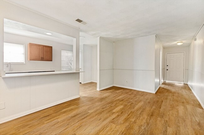 Building Photo - 4-Bed Home with Renovated Kitchen & Baths – Plenty of Space!