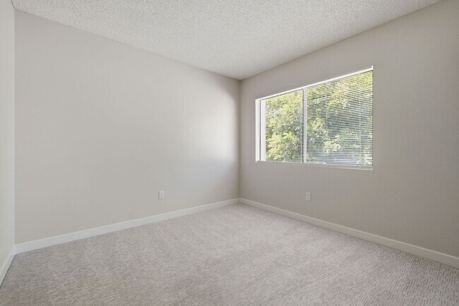 Building Photo - Freshly Updated Townhome - Light, Bright & Spacious!