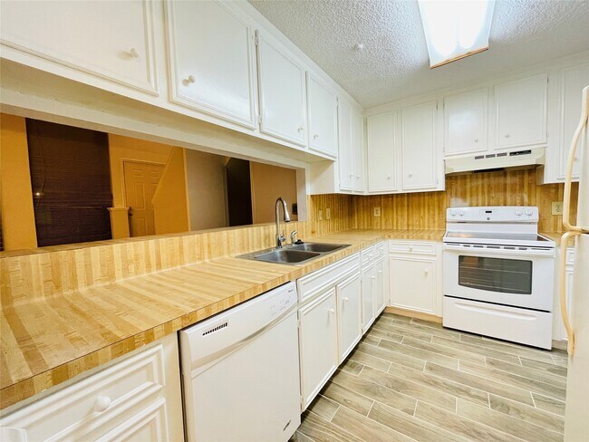 Building Photo - 13892 Hollowgreen Dr