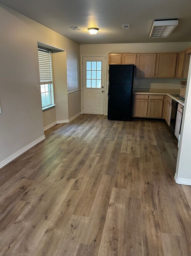 Building Photo - Pre - Leasing 3 Bedroom 2 Bath Extremely c...