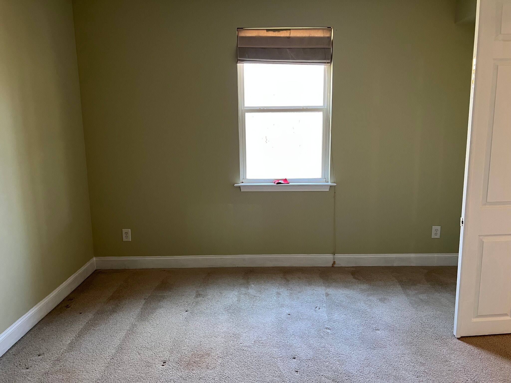 Window in den. - 3734 Looper Rdg