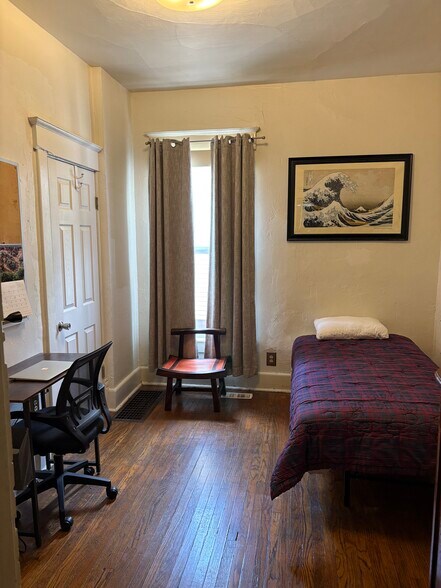 Bedroom1 - 302 W Illinois St