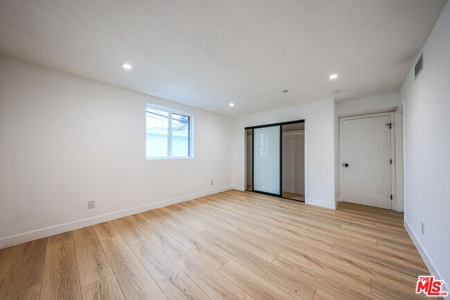 Building Photo - 1525 S Carmelina Ave