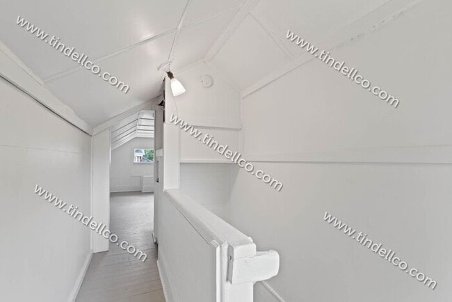 Building Photo - Pet Friendly 4 bedroom 2 bathroom home located blocks from University of Portland!