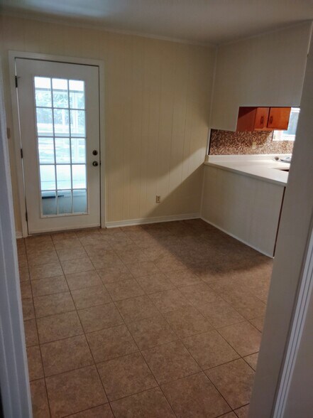 Dining - 3075 Patricia Dr