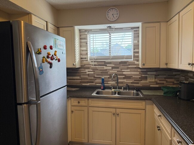 Building Photo - 2000 Greens Blvd