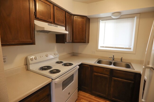 Building Photo - 2 bed 1 Bath townhouse