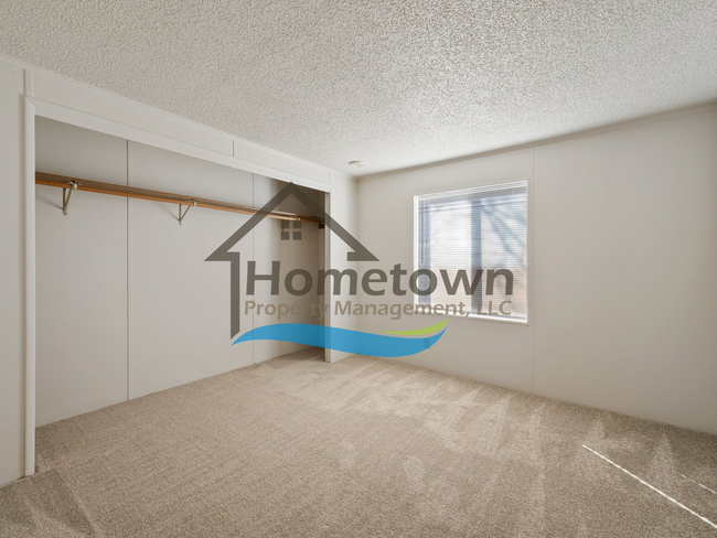 Building Photo - 2 Bedroom 1 Bathroom Home with Off-Street ...