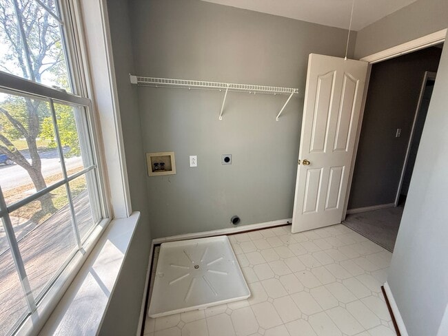 Building Photo - Spacious 4 Bed 2.5 Bath In Lexington!