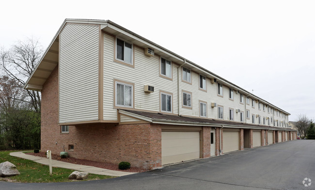 Building Photo - Woodmere Townhomes