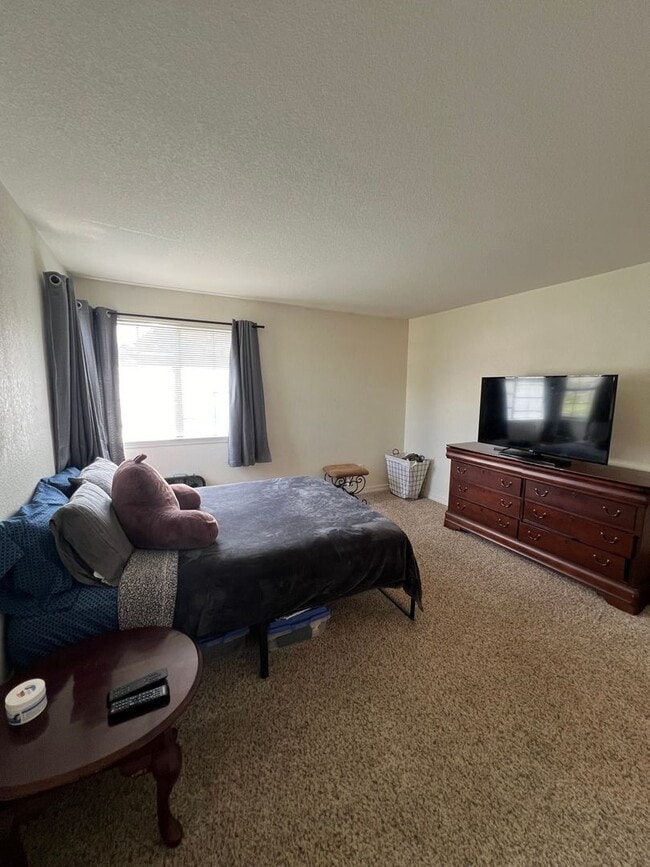 Building Photo - Beautiful 2Bd 1.5Bath Condo Close to Every...