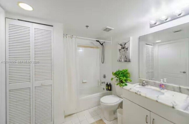 Building Photo - 1200 Brickell Bay Dr