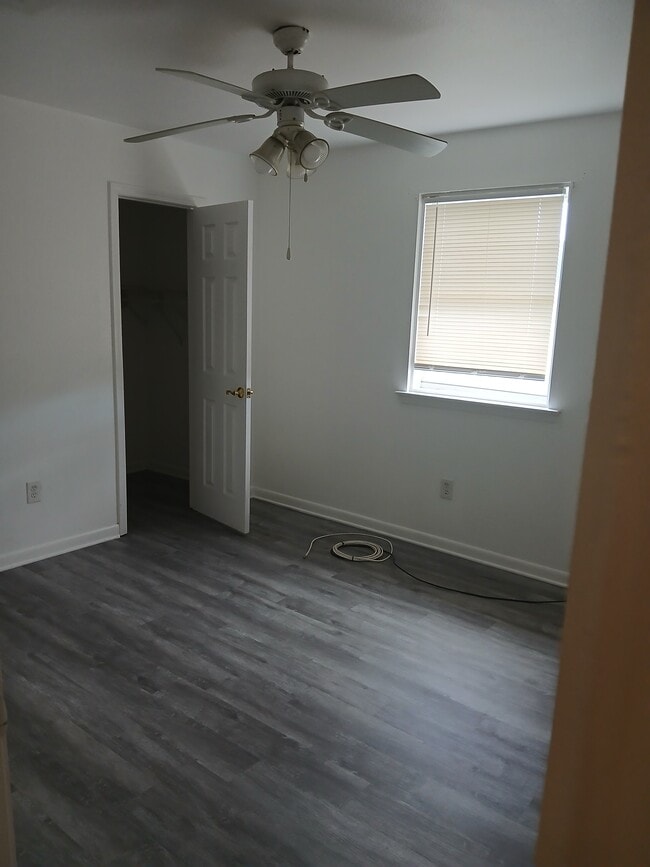 Building Photo - 2042 Carol Sue Ave