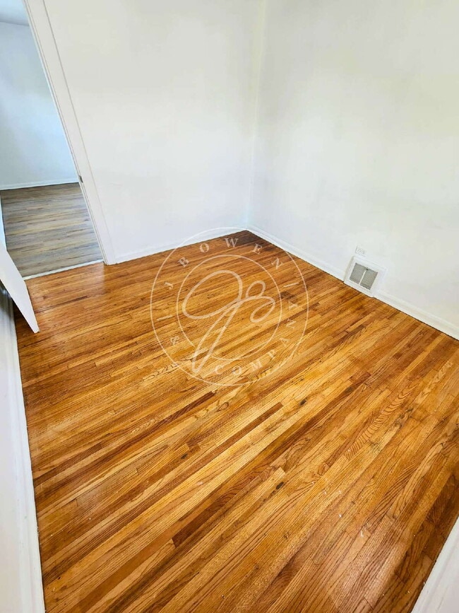 Building Photo - Updated West Toledo Upper unit! 2 Bedroom – Water Included!