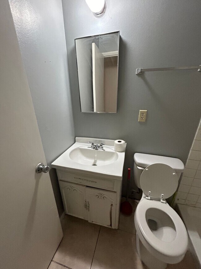 Building Photo - Spacious 4 bedroom, 2 bathroom home locate...