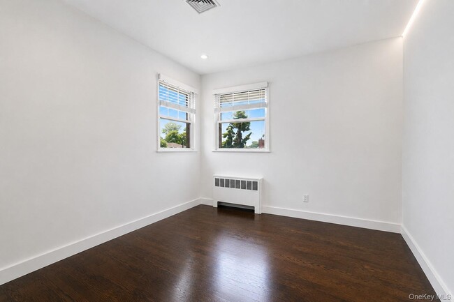 Building Photo - 38 Birchwood Park Dr