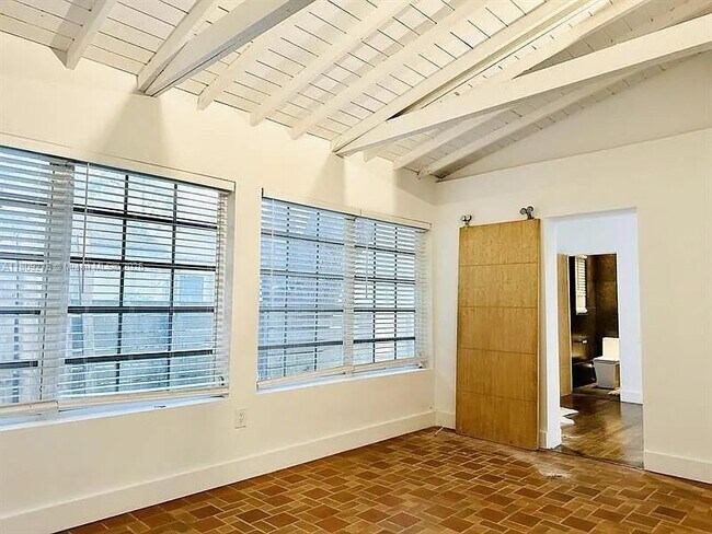 Building Photo - 400 NE 86th St