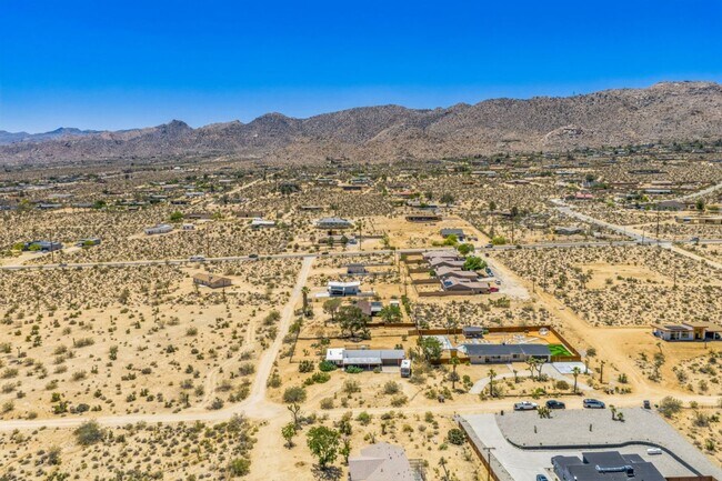 Building Photo - 3 Bedroom 1.5 Bath Modern Farmhouse near JT National Park * MOVE IN SPECIAL*