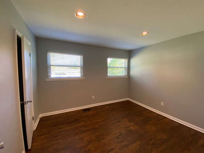 Building Photo - Charming Updated Mid-Century in Fayettevil...