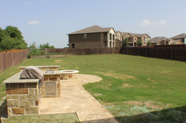 Building Photo - Beautiful spacious rental with fabulous up...