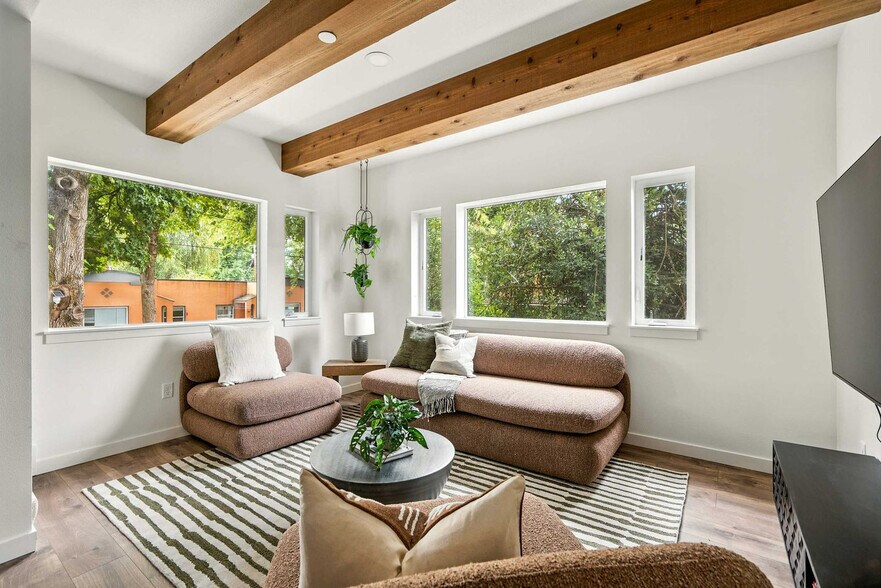 Building Photo - 925 NE 23rd Ave