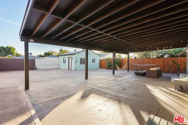 Building Photo - 14828 Saticoy St