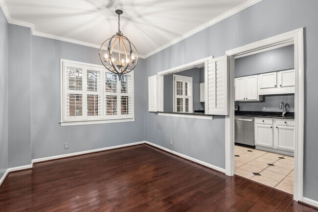 Building Photo - Townhome LOCATION!