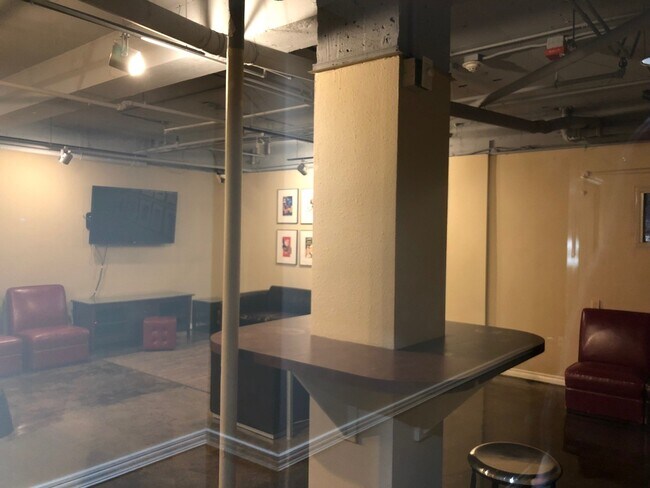 Building Photo - 1400 Hubbell Pl