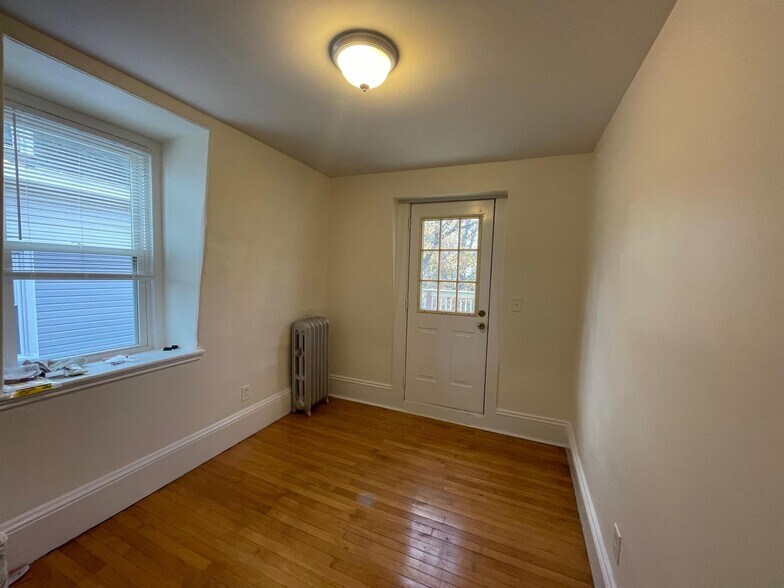 Building Photo - 9 Moore St