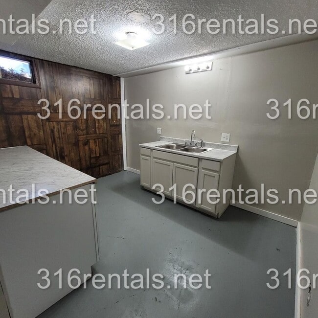 Building Photo - 1201 Hoch