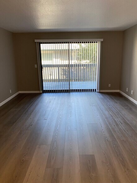 Living/Dining area with new flooring and shades - 443 Willow Ave