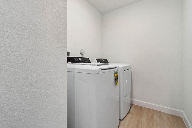 Building Photo - Lakeshore at the Fountains