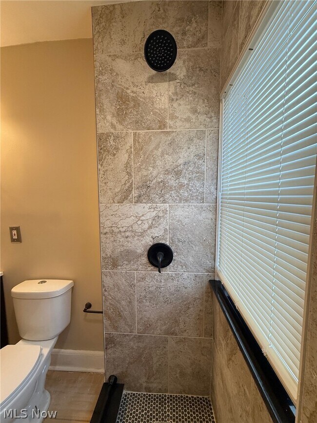 Building Photo - 14208 Kingsford Ave