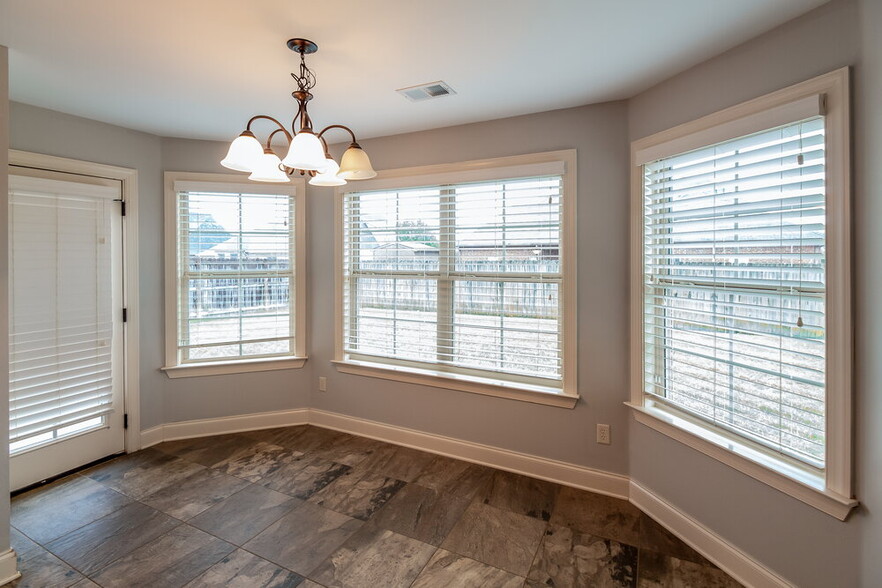 Building Photo - 3145 Pinetree Loop N