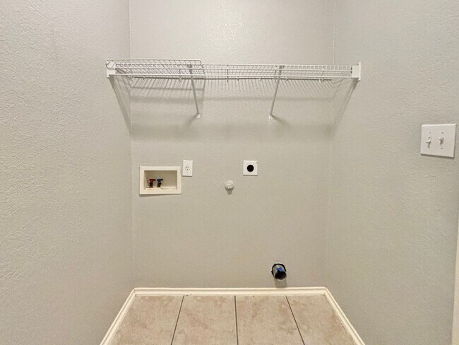 Building Photo - Beautiful One Story Home