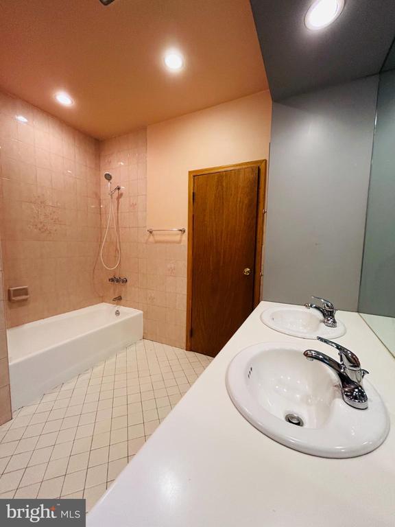 Building Photo - 1507 W Shunk St