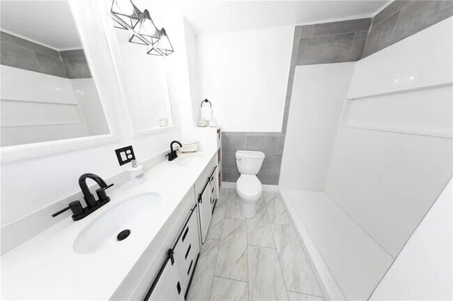 Building Photo - 406 7th St Terrace