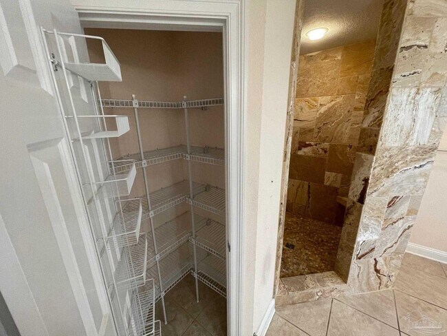 Building Photo - 5955 Hermitage Dr