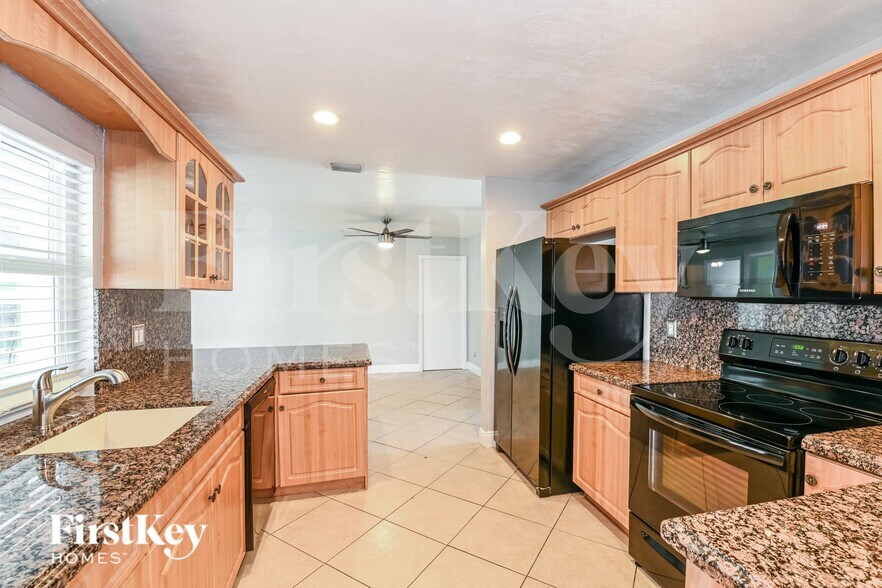 Building Photo - 528 SE 17th Ave